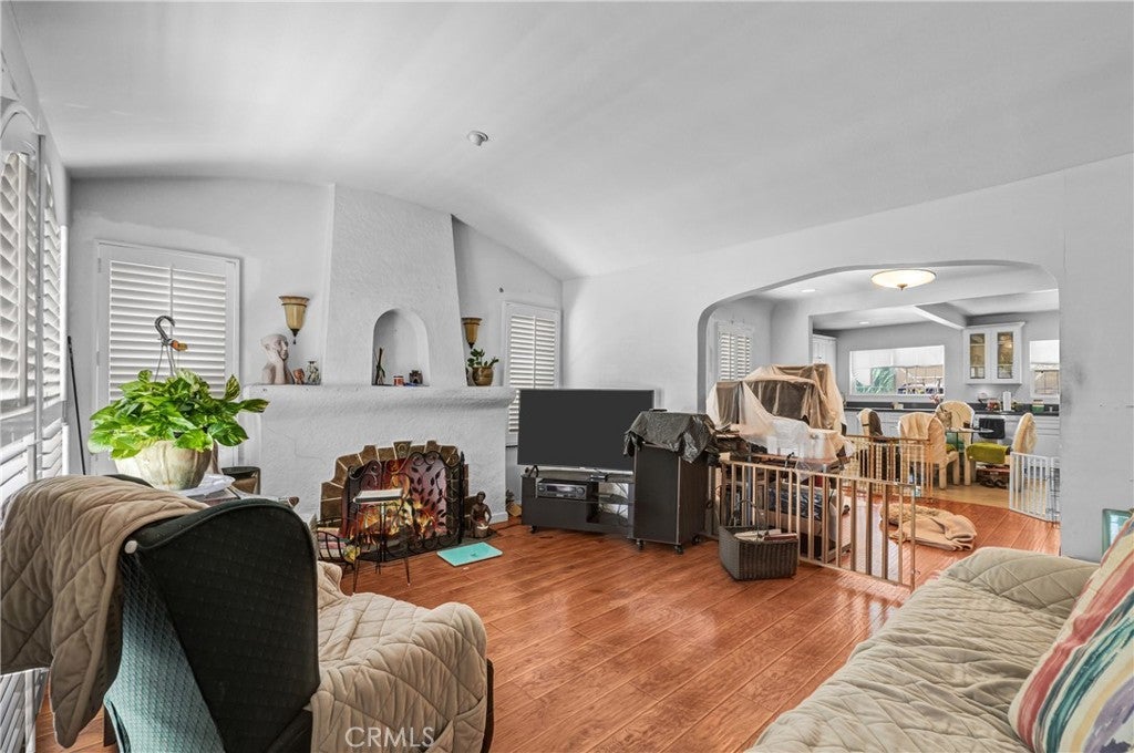 7527 S Hobart BLVD, Los Angeles CA 90047