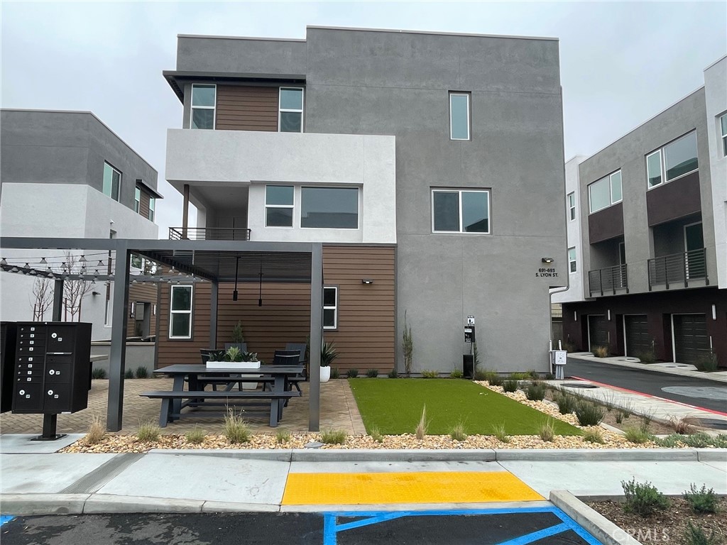 691 S lyon Street