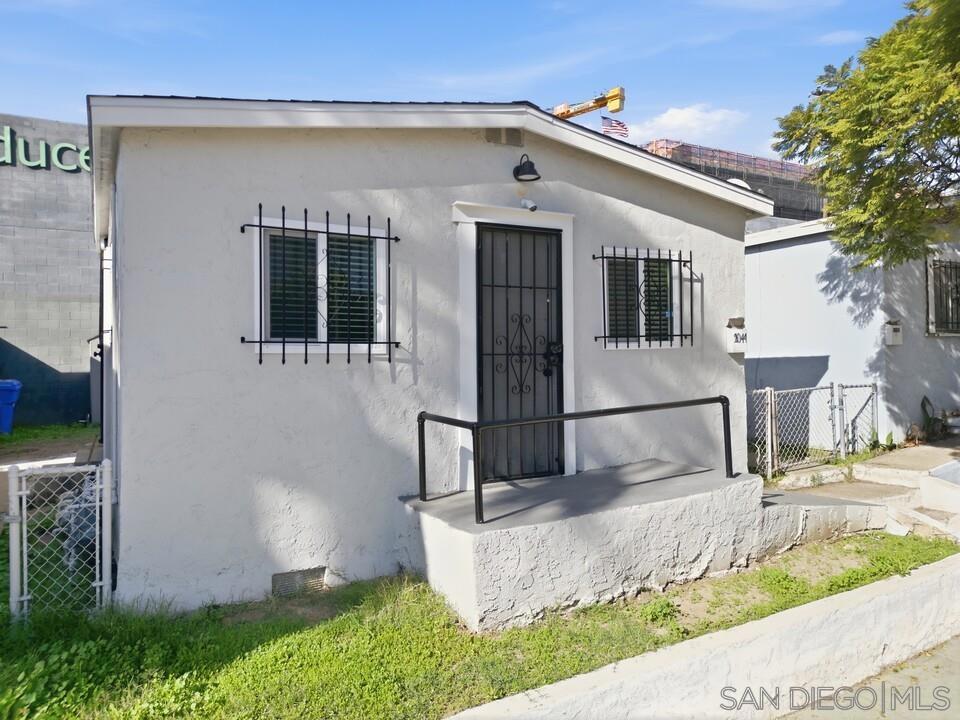 Main image without alt text