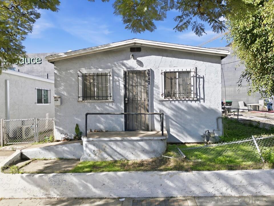 Main image without alt text