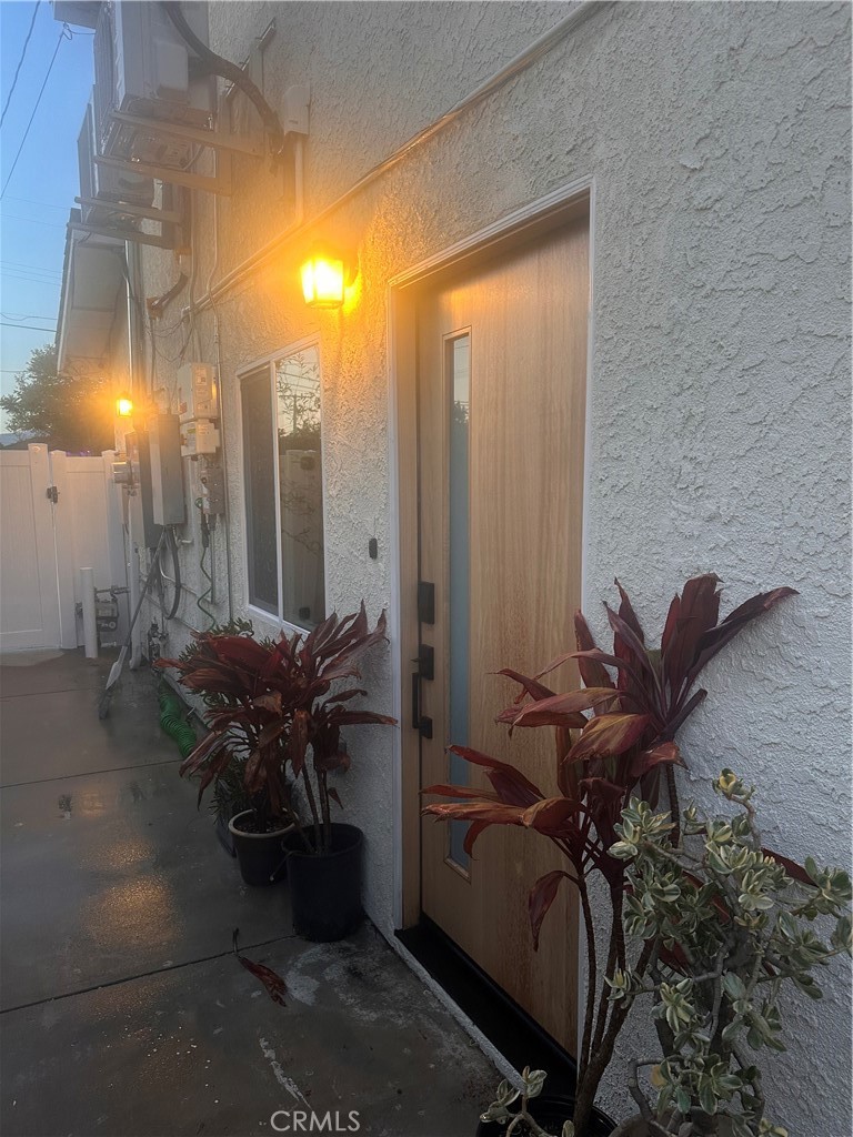 For Lease – Amazing Opportunity in Beautiful Canoga Park!
Pet friendly.
Discover stylish living, comfort, and tranquility in this modern 1-bedroom, 1-bath ADU home located in the heart of Canoga Park.
Enjoy modern amenities including:
In-unit washer and dryer for your convenience
Two parking spaces plus guest parking
Private backyard—perfect for relaxing after a busy day
All new appliances
Two separate A/C and heating units for personalized comfort
Beautifully designed bathroom with a stylish toilet and modern finishes
Canoga Park offers a wonderful community atmosphere with family-owned shops, local businesses, weekly farmers markets, and seasonal festivals. You’ll also appreciate the easy access to the greater San Fernando Valley and Los Angeles metro area, making commuting simple and convenient.
? This amazing opportunity will not last! Contact us today to schedule a showing.