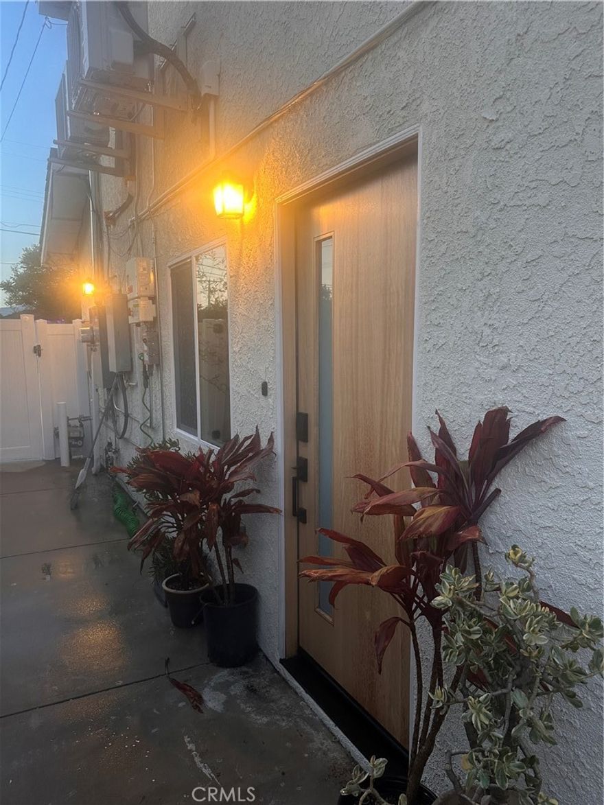 For Lease – Amazing Opportunity in Beautiful Canoga Park! 



Pet friendly.



Discover stylish living, comfort, and tranquility in this modern 1-bedroom, 1-bath ADU home located in the heart of Canoga Park.



Enjoy modern amenities including:



In-unit washer and dryer for your convenience



Two parking spaces plus guest parking



Private backyard—perfect for relaxing after a busy day



All new appliances



Two separate A/C and heating units for personalized comfort



Beautifully designed bathroom with a stylish toilet and modern finishes



Canoga Park offers a wonderful community atmosphere with family-owned shops, local businesses, weekly farmers markets, and seasonal festivals. You’ll also appreciate the easy access to the greater San Fernando Valley and Los Angeles metro area, making commuting simple and convenient.



? This amazing opportunity will not last! Contact us today to schedule a showing.