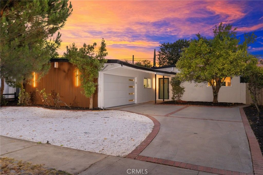 Photo of 5611 Babbitt, Encino, CA 91316 (MLS # SR25260829)