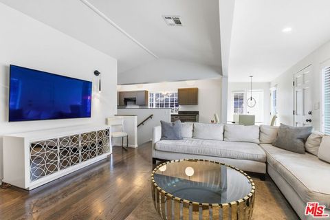 Photo of 9820 Yoakum Drive, Beverly Hills, CA 90210 (MLS # 25607455)