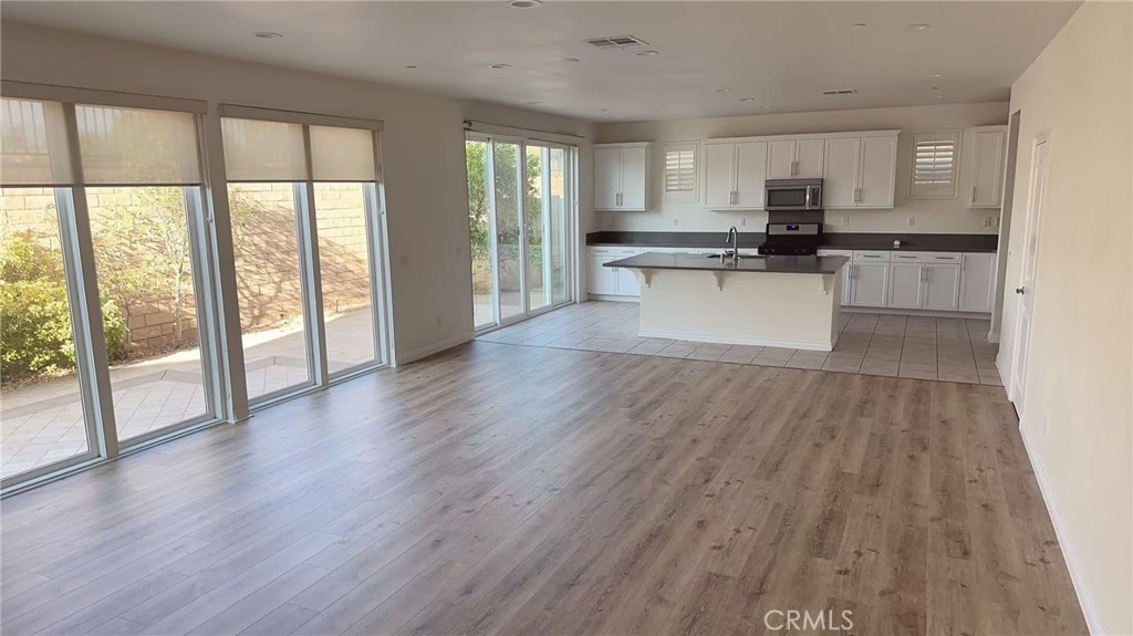 Welcome to this beautifully upgraded 4-bedroom, 3-bathroom, 1 office as the 5th room residence located in the prestigious Parkside master-planned gated community of Ontario. This spacious home boasts a bright, open-concept floor plan—perfect for both comfortable family living and stylish entertaining. Snow mountain view is perfect.
?? Community Lifestyle at Its Best. Residents enjoy exclusive access to resort-style amenities, including:
• Sparkling swimming pool & relaxing spa • Elegant clubhouse & lush greenbelts • Playground for kids
• Secure, well-maintained gated environment
?? Prime Location: Ideally situated near major freeways, Ontario International Airport, top shopping destinations, and highly rated schools, this home offers the perfect balance of convenience, comfort, and community living.
With its solar energy system, desirable location, and modern upgrades, a must-see opportunity for families and professionals !