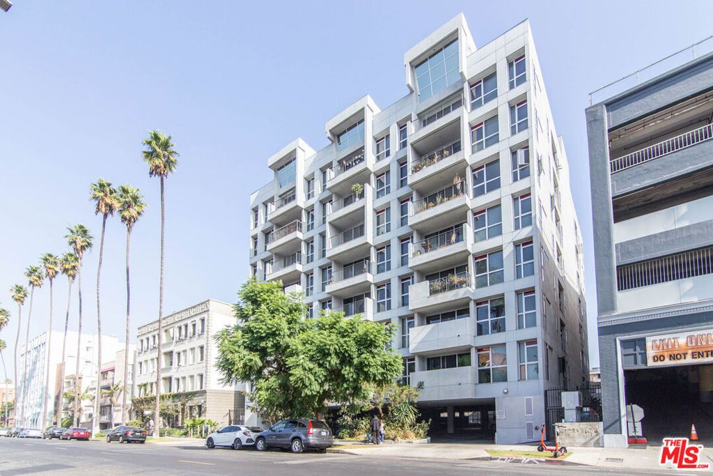 Photo of 540 S Kenmore Avenue #303, Los Angeles, CA 90020 (MLS # 26668589)