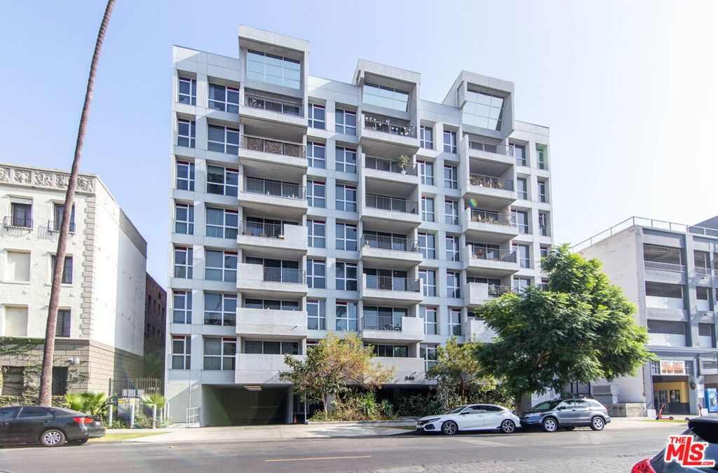 Photo of 540 S Kenmore Avenue #303, Los Angeles, CA 90020 (MLS # 26668589)