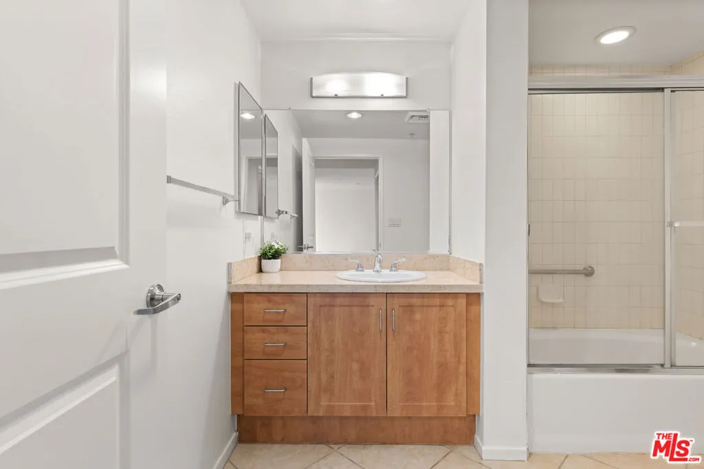 Los Angeles, California 90012, United States, 2 Bedrooms Bedrooms, ,2 BathroomsBathrooms,Residential,Active,226674