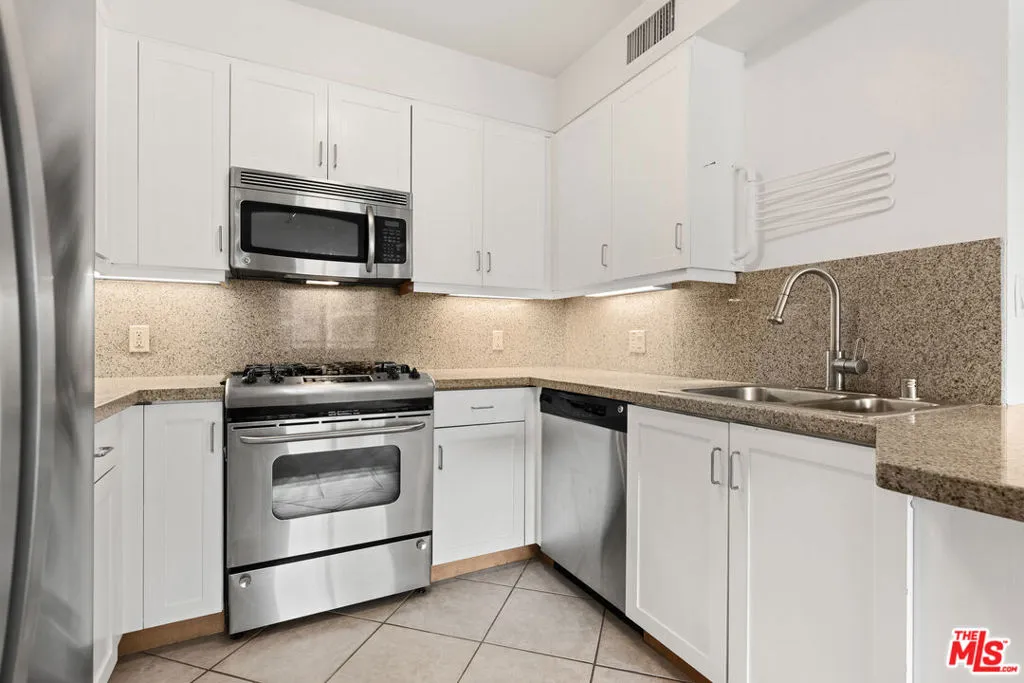 Los Angeles, California 90012, United States, 2 Bedrooms Bedrooms, ,2 BathroomsBathrooms,Residential,Active,226674