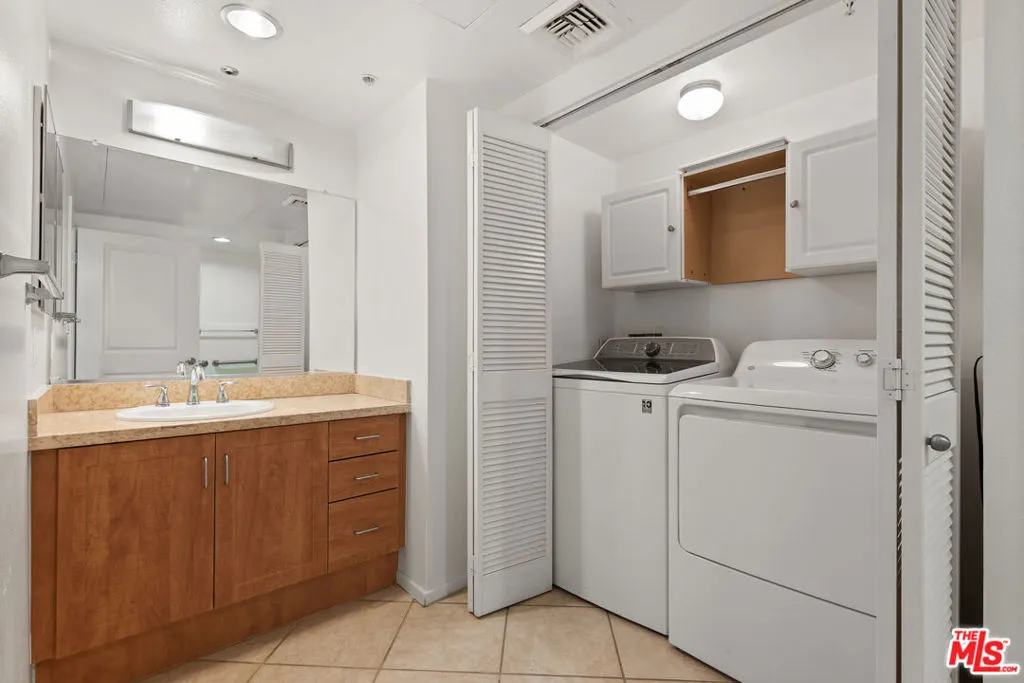 Los Angeles, California 90012, United States, 2 Bedrooms Bedrooms, ,2 BathroomsBathrooms,Residential,Active,226674