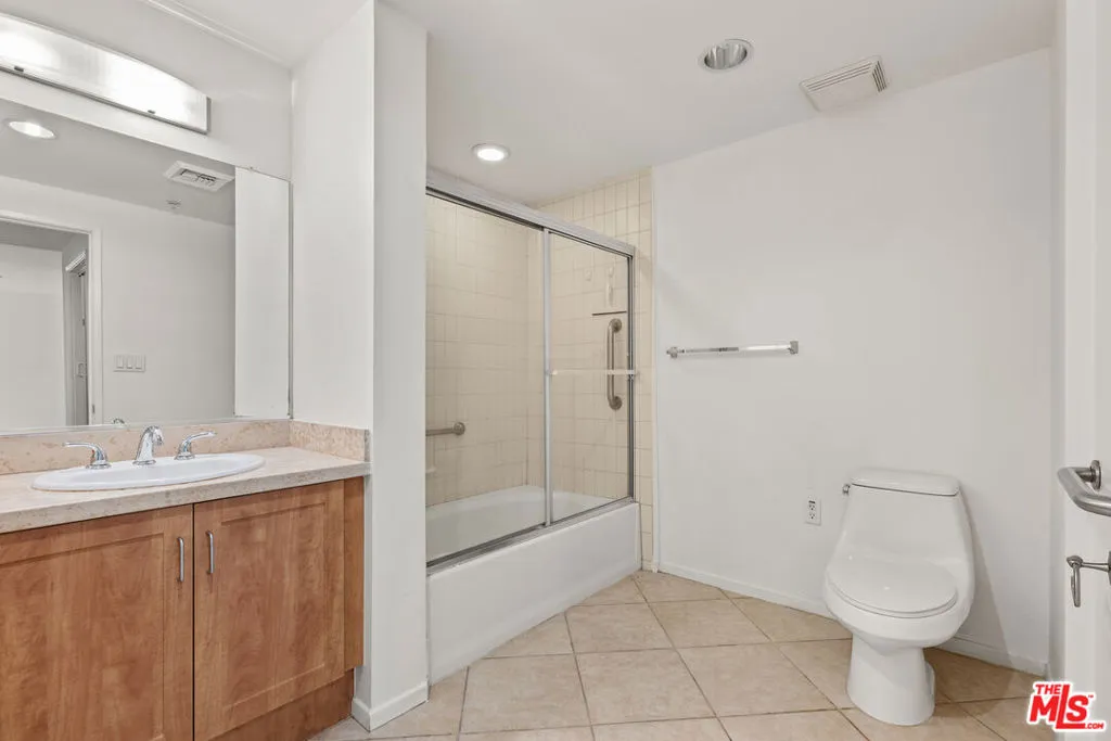 Los Angeles, California 90012, United States, 2 Bedrooms Bedrooms, ,2 BathroomsBathrooms,Residential,Active,226674