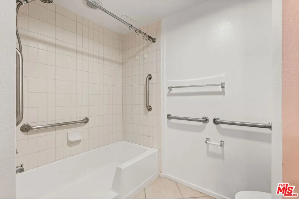 Los Angeles, California 90012, United States, 2 Bedrooms Bedrooms, ,2 BathroomsBathrooms,Residential,Active,226674