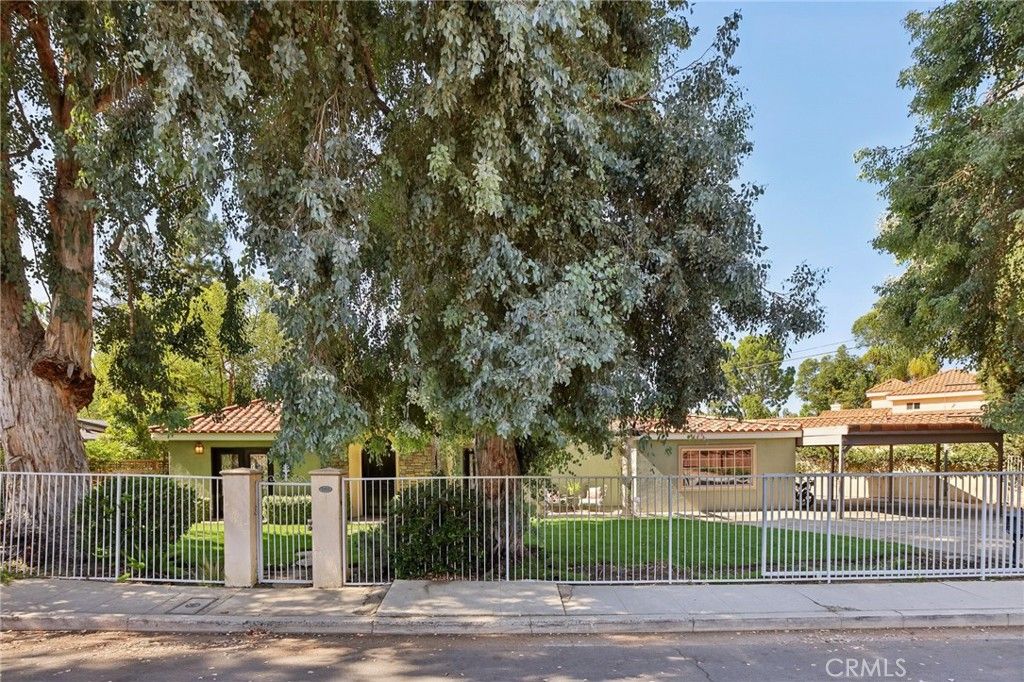 Photo of 22015 Independencia Street, Woodland Hills, CA 91364 (MLS # SR25230689)