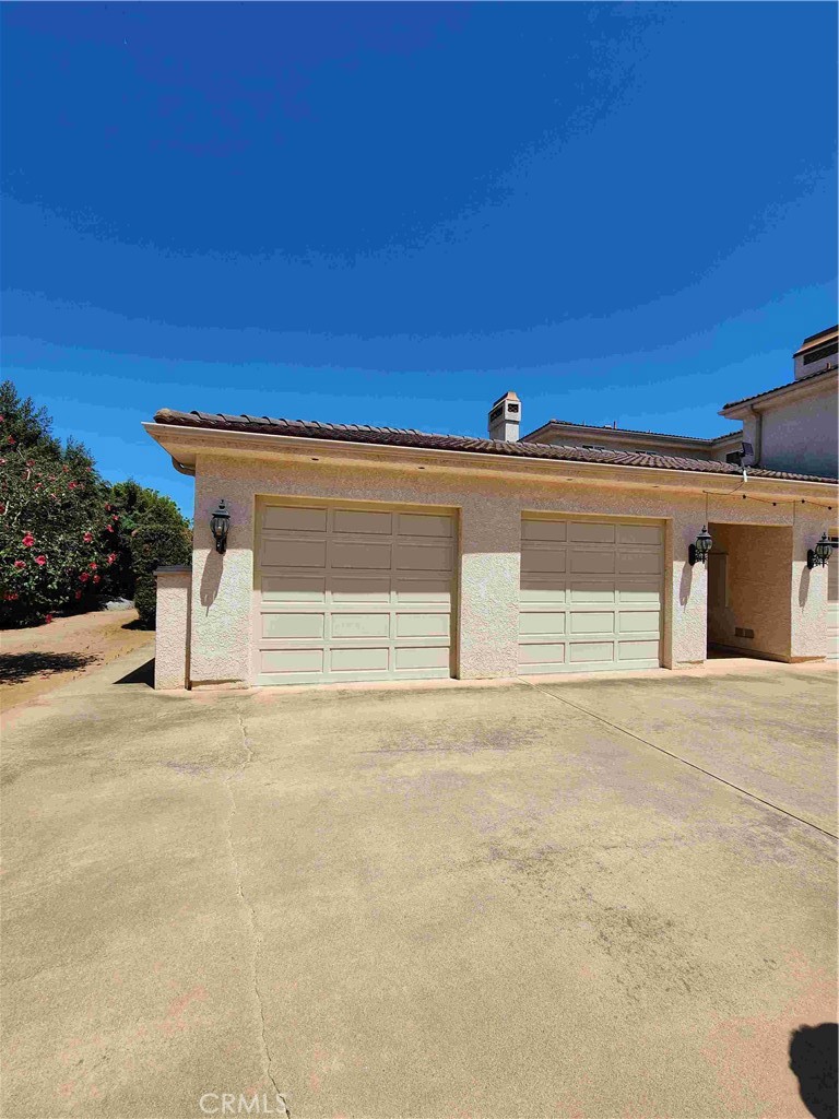 1bed/1bath casita (separate from main house) on custom home lot. This casita is aprox. 20 x 20 (aprox. 400s.f.) and has 1bed/1bath, a living room and a kitchen. central A/C & Heat.