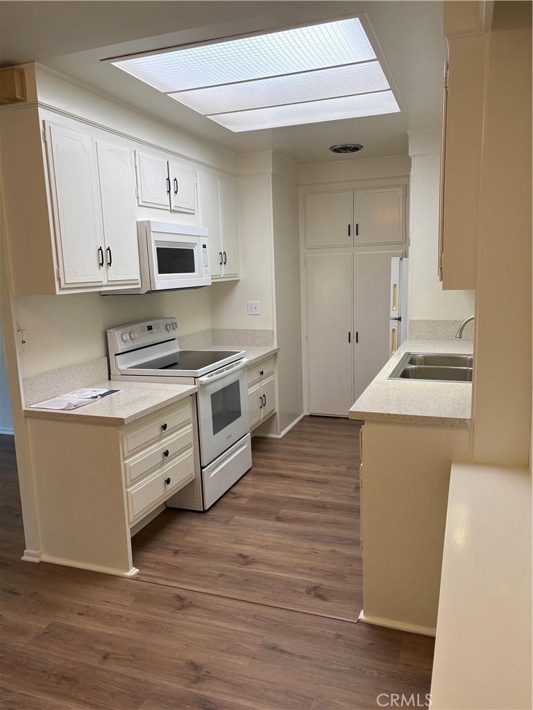 2280 Via Mariposa West N