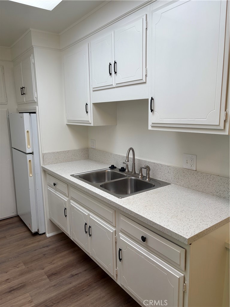 2280 Via Mariposa West N