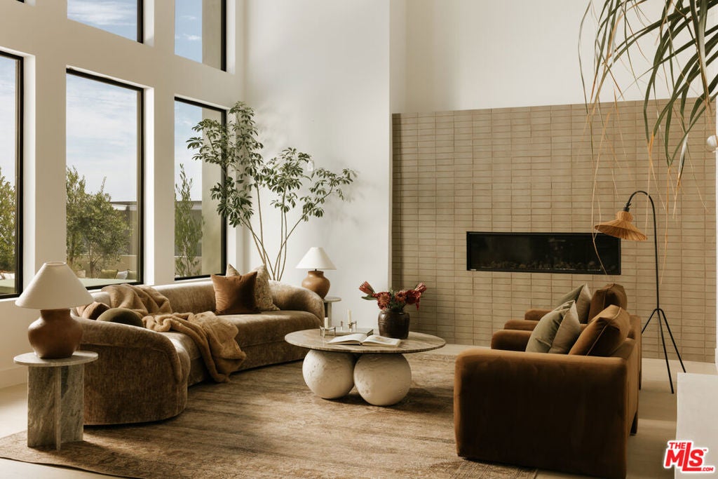 2380 Venus Drive, Los Angeles CA 90046