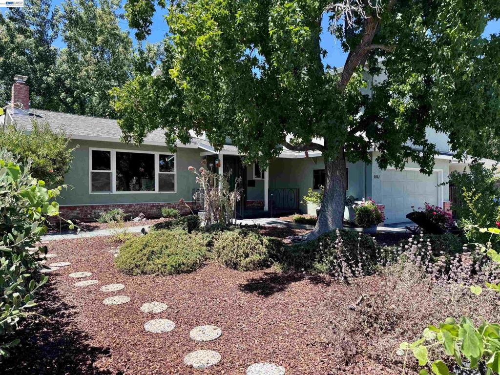 1061 Lucille St