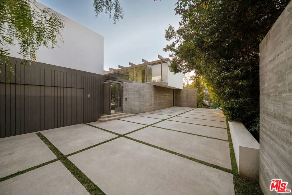 15520 Hamner Drive, Los Angeles CA 90077
