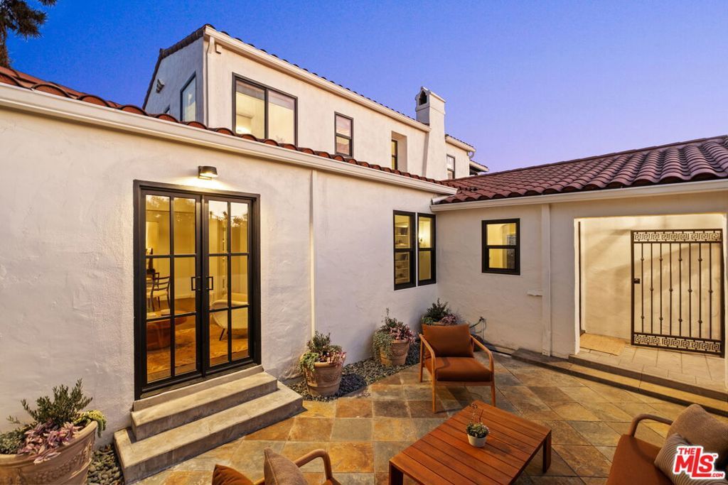 Photo of 1302 S Hauser Boulevard, Los Angeles, CA 90019 (MLS # 25608865)