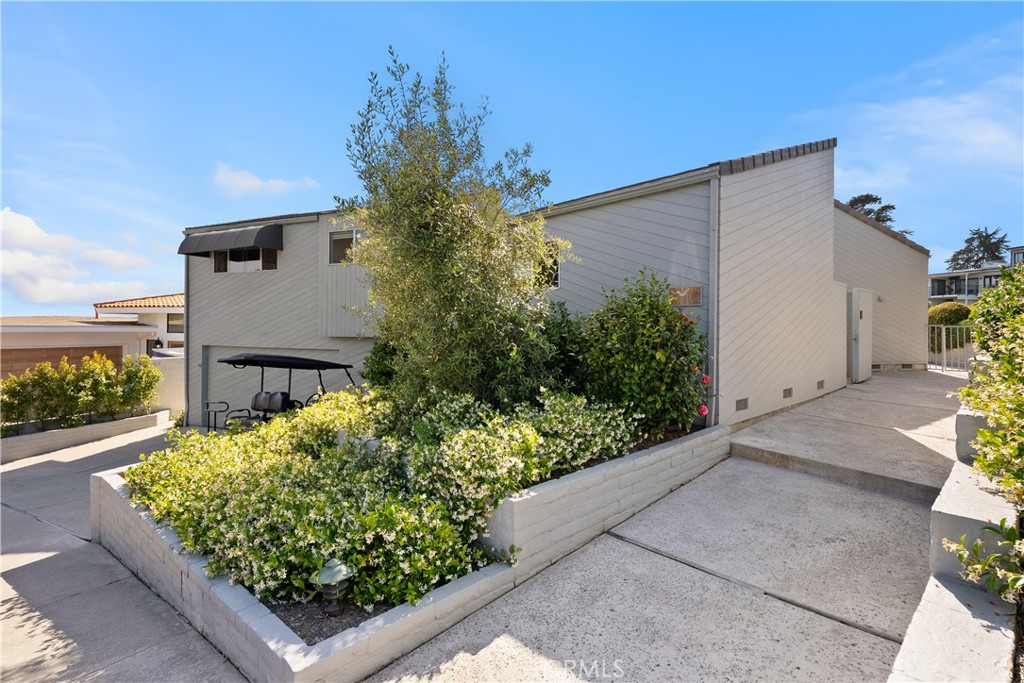 504 Avenida La Costa