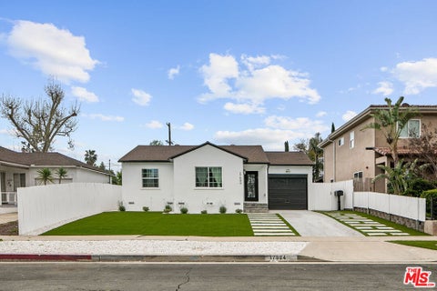 Photo of 17804 Collins Street, Encino, CA 91316 (MLS # 26103763)