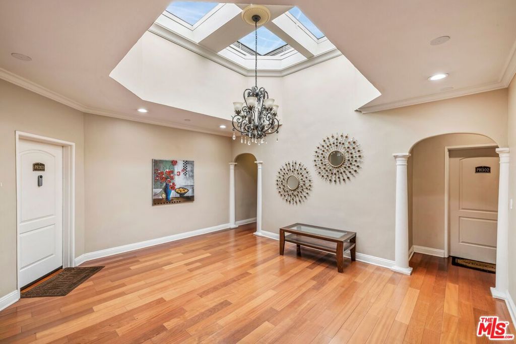 Properties 4 4741 Radford Avenue