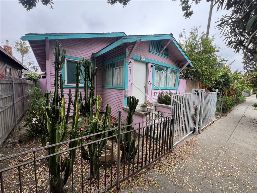 1137 & 1139 Cabrillo Ave, Venice, CA 90291
Rare Venice Opportunity:Two Adjacent Parcels!
EXISTING STRUCTURES ON 1137 & 1139 CABRILLO AVE. ARE ATTACHED.
Discover a truly unique property: Two parcels totaling 5,100 sq ft on Cabrillo Ave.
1137 Cabrillo features a charming 934 sq ft California bungalow. Next door, 1139 Cabrillo boasts an existing art studio with soaring ceilings deisgined by Kemper Nomland Jr. AIA.
Just one block from Abbot Kinney Blvd, enjoy unparalleled access to Venice's best. Don't miss this prime development or live/work investment!