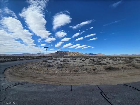 Photo of 1 North Side, Lucerne Valley, CA 92356 (MLS # HD26047975)