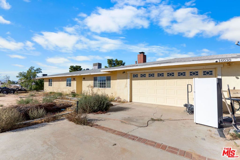 Photo of 16030 Osage Road, Apple Valley, CA 92307 (MLS # 25608707)