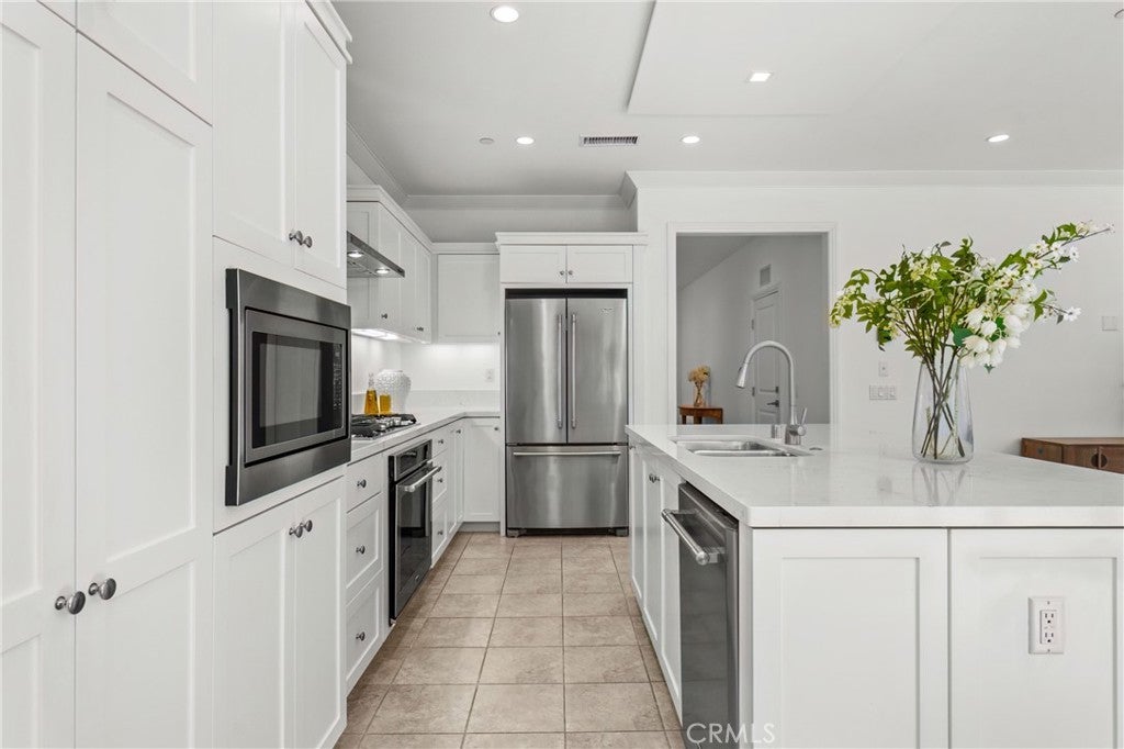 180 Frontier, Irvine CA 92620 - Photo 6