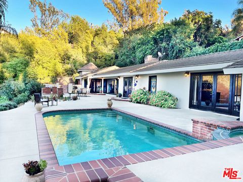 Photo of 12751 Mulholland Drive, Beverly Hills, CA 90210 (MLS # 25601929)