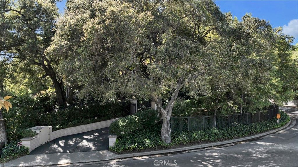 Photo of 16700 Bosque Drive, Encino, CA 91436 (MLS # SR26040658)