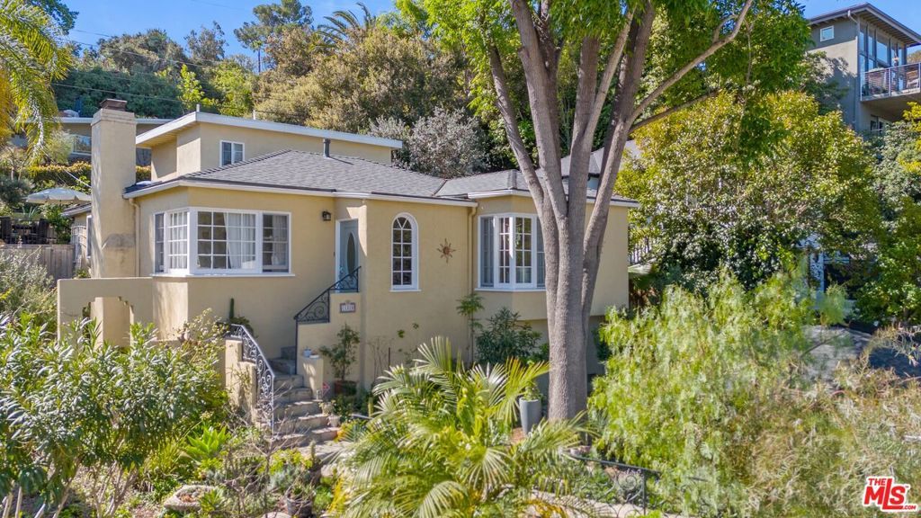 Photo of 11316 Sunshine Terrace, Studio City, CA 91604 (MLS # 25610175)