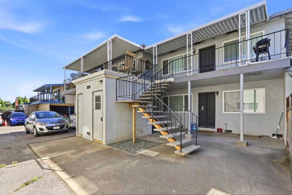 646 Bolton Court