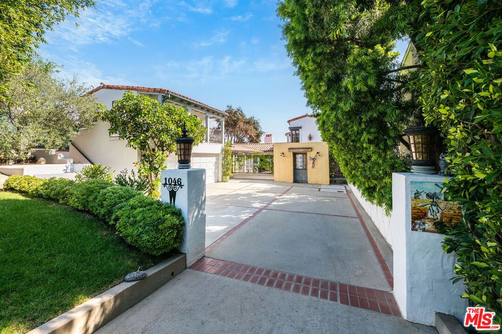 Photo of 1046 Chautauqua Boulevard, Pacific Palisades, CA 90272 (MLS # 25599755)