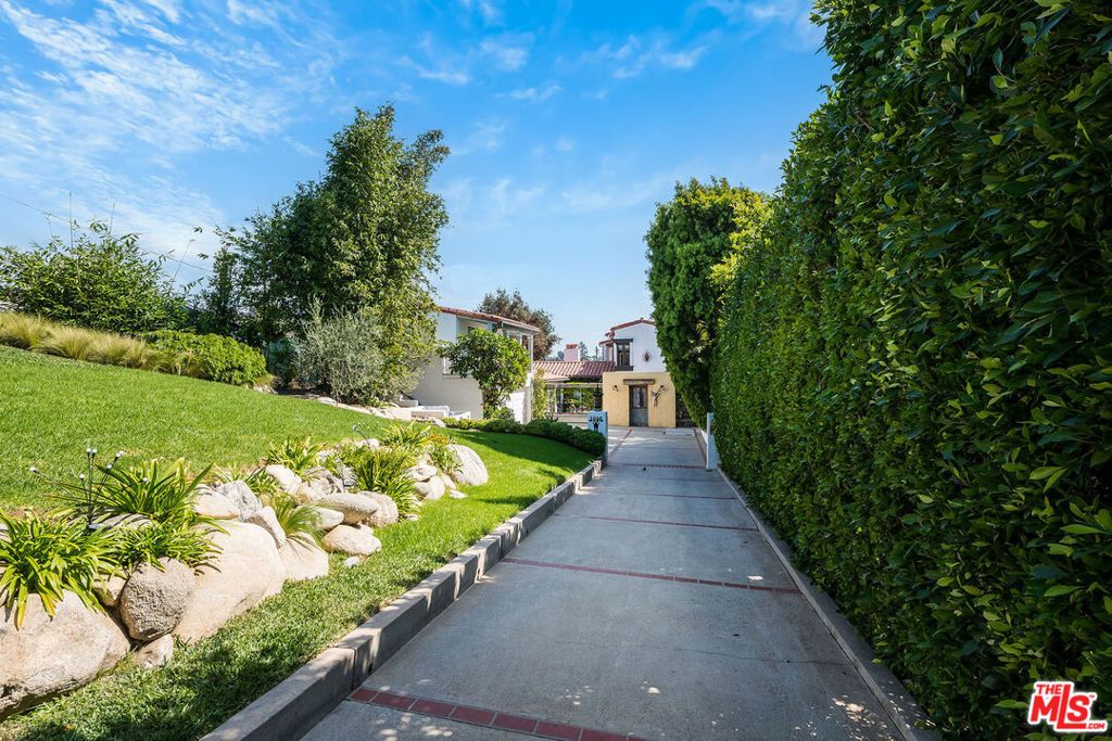 Photo of 1046 Chautauqua Boulevard, Pacific Palisades, CA 90272 (MLS # 25599755)