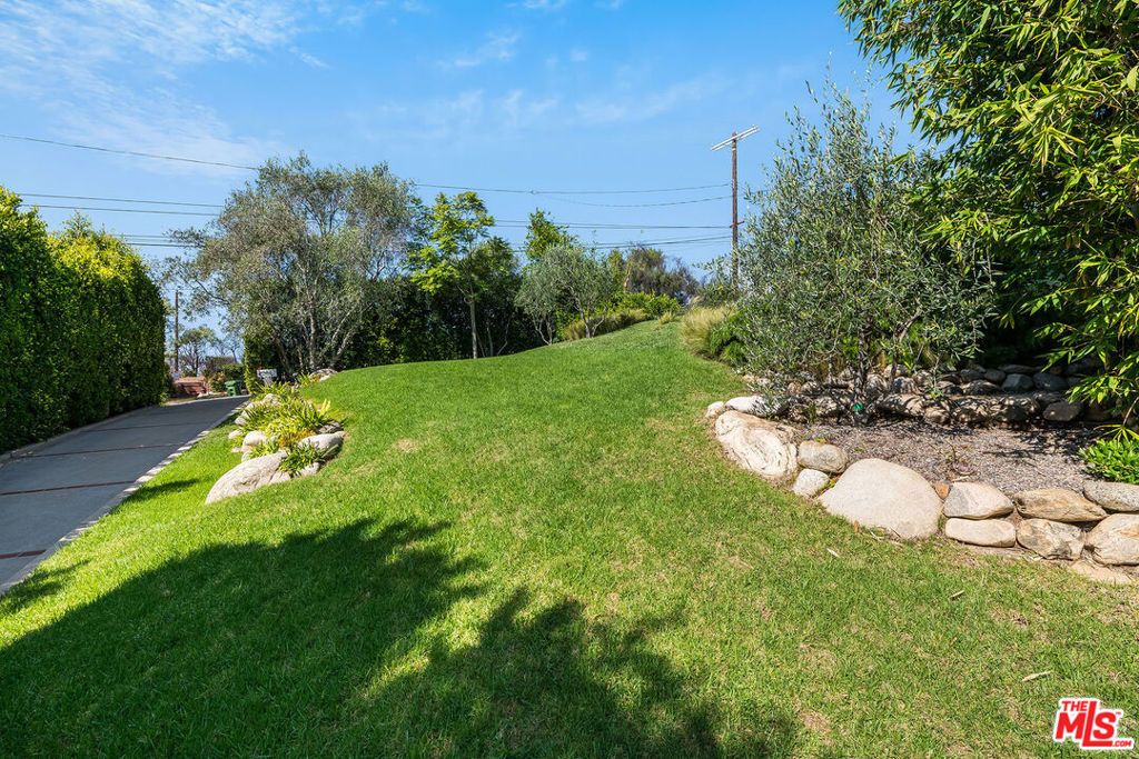 Photo of 1046 Chautauqua Boulevard, Pacific Palisades, CA 90272 (MLS # 25599755)