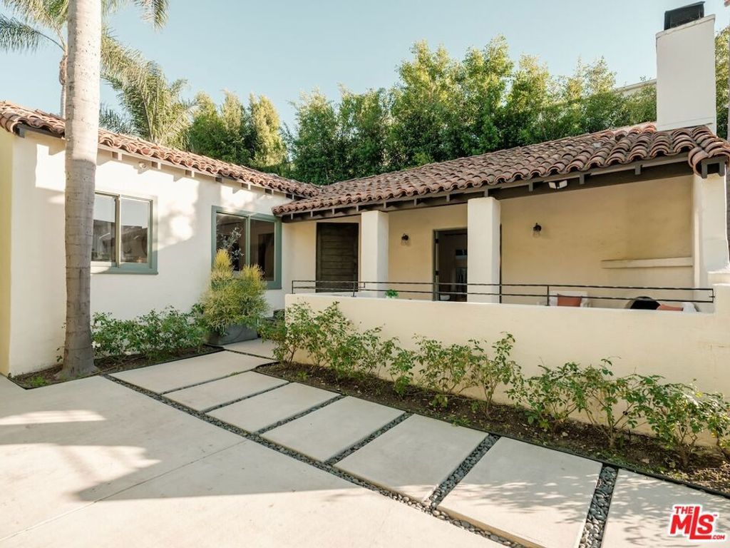 Photo of 430 N Flores Street, Los Angeles, CA 90048 (MLS # 25627703)