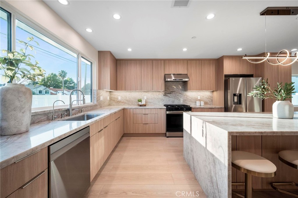 5412 Fallbrook Avenue