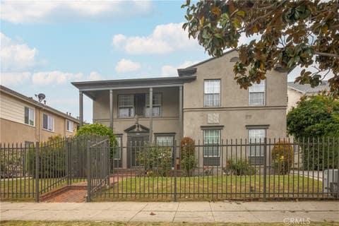 Photo of 913 S Wilton Place, Los Angeles, CA 90019 (MLS # SR26179839)