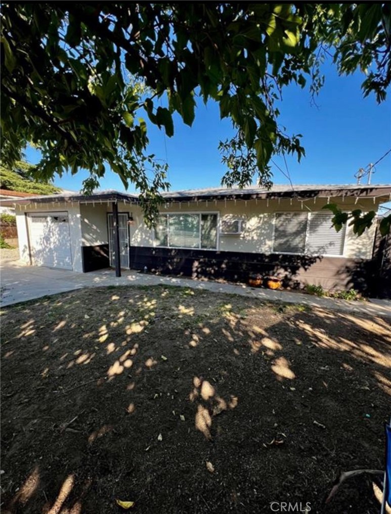 Welcome to this nicely renovated 3-bedroom, 1-bathroom home located in the city of Beaumont. Conveniently situated near the I-10 freeway, local schools, and popular shopping centers, this property offers both comfort and accessibility. Fully rehabbed in 2023, the home features stylish wood laminate flooring, fresh interior paint, quartz kitchen countertops, a modern tiled shower, and recessed lighting throughout. Enjoy the spacious front and backyard, perfect for entertaining, gardening, or simply relaxing outdoors. We welcome all applicants, including Section 8 applicants.