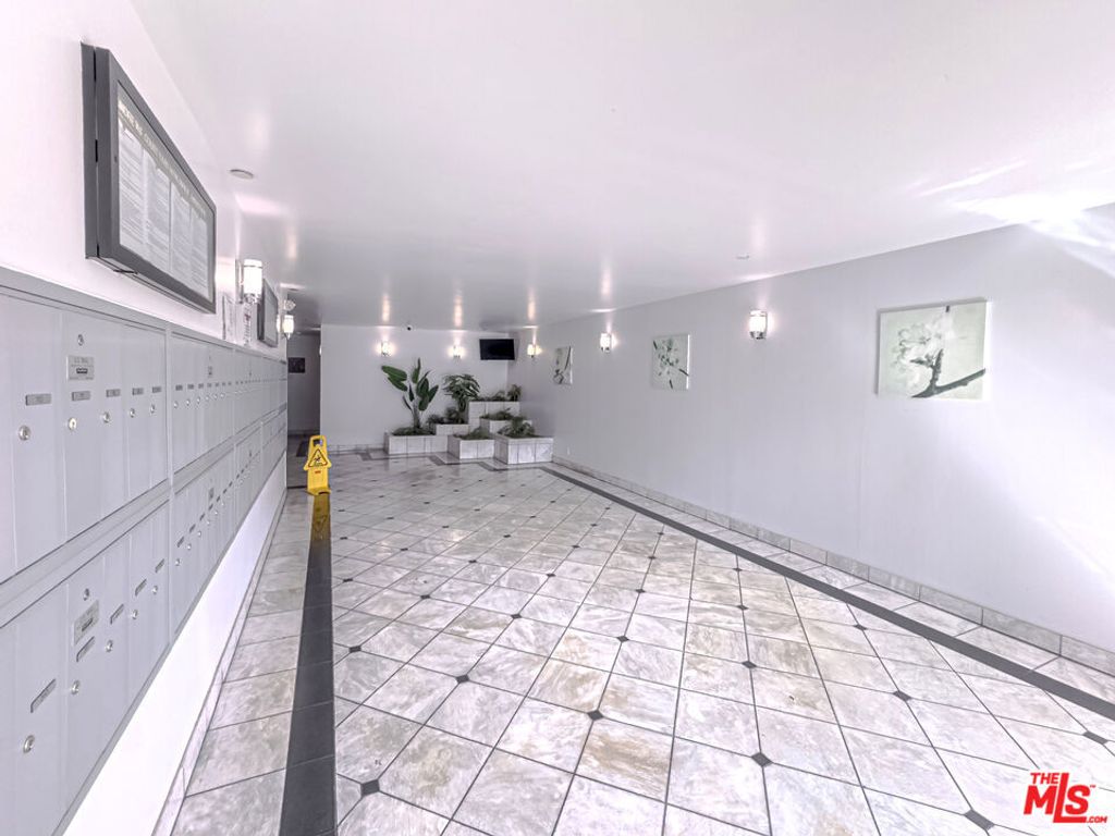 Photo of 533 S St Andrews Place #416, Los Angeles, CA 90020 (MLS # 25597745)