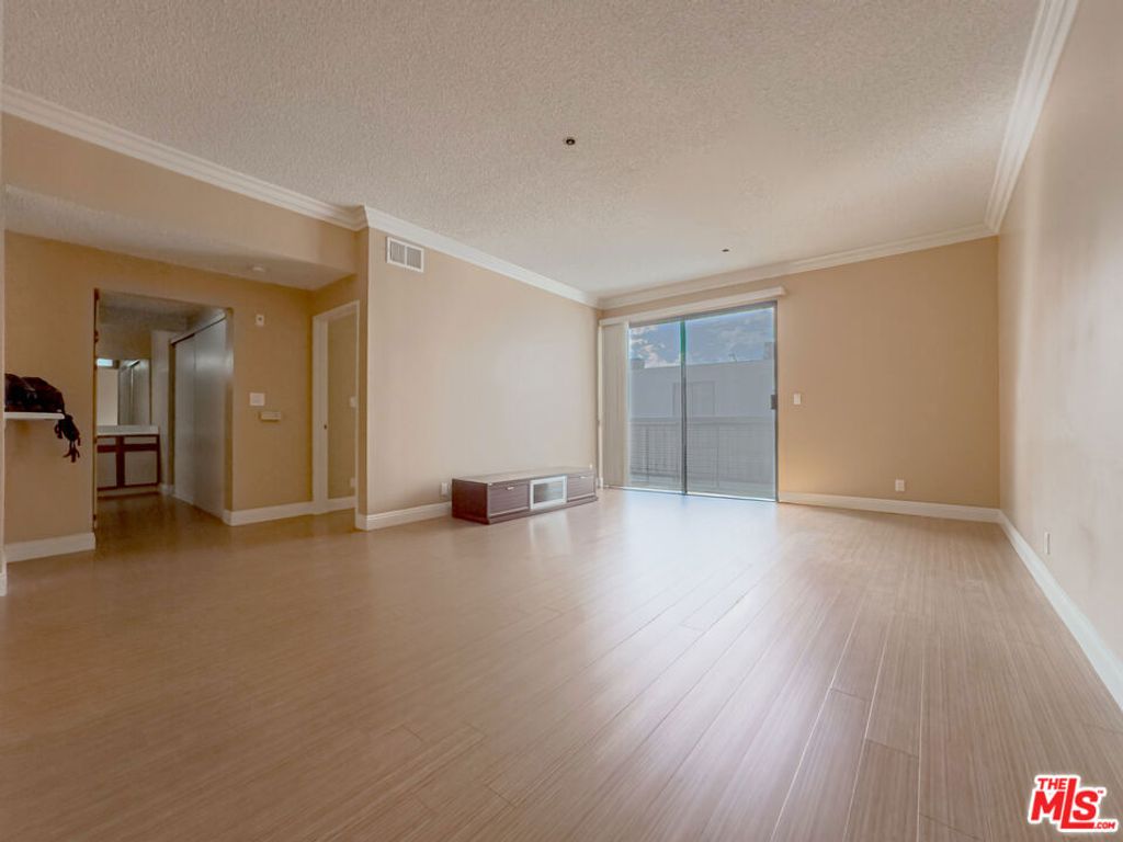 Photo of 533 S St Andrews Place #416, Los Angeles, CA 90020 (MLS # 25597745)