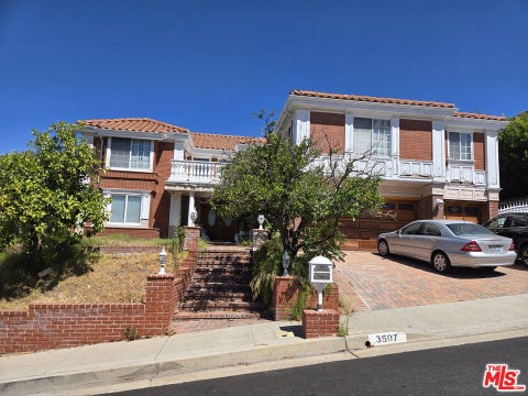 Photo of 3507 Viewcrest Drive, Burbank, CA 91504 (MLS # 26996431)