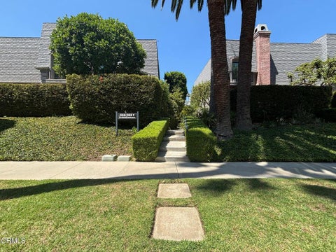 Photo of 352 S Orange Grove Boulevard #15, Pasadena, CA 91105 (MLS # P1-28351)