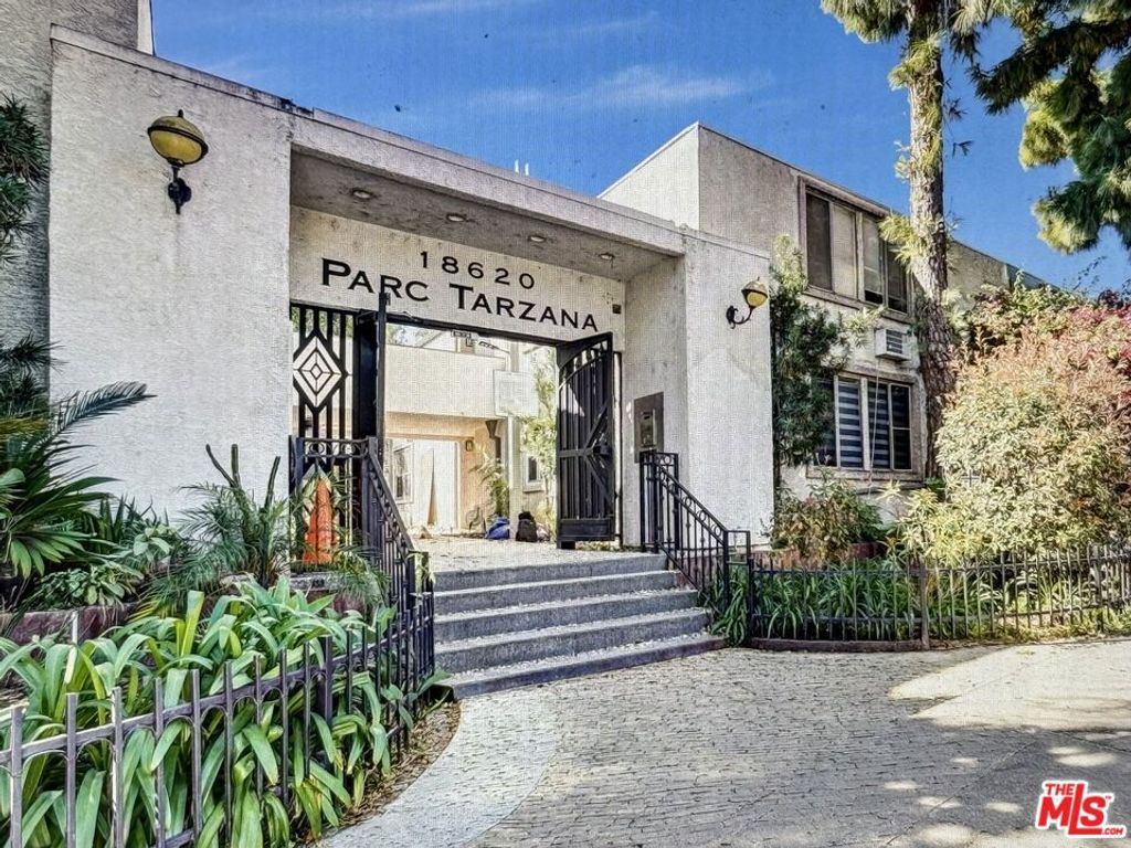 Photo of 18620 Hatteras Street #145, Tarzana, CA 91356 (MLS # 26662671)