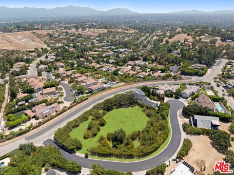 Photo of 18160 Knoll Hill Hl, Granada Hills, CA 91344 (MLS # 26868417)