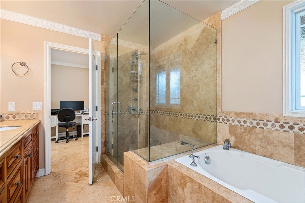 listing image 130721513362836197859