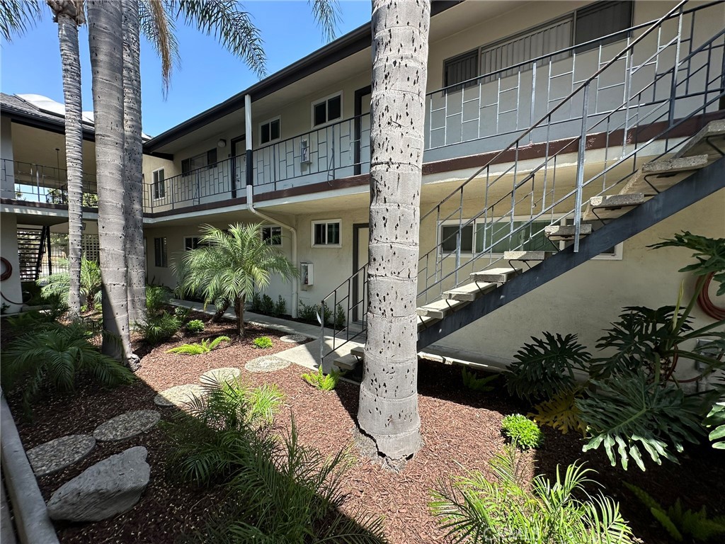 3546 3550 Los Flores Boulevard